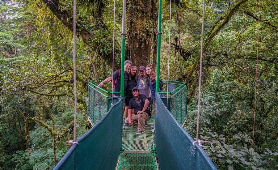 Bosque Tropical Heliconias y Puentes Colgantes