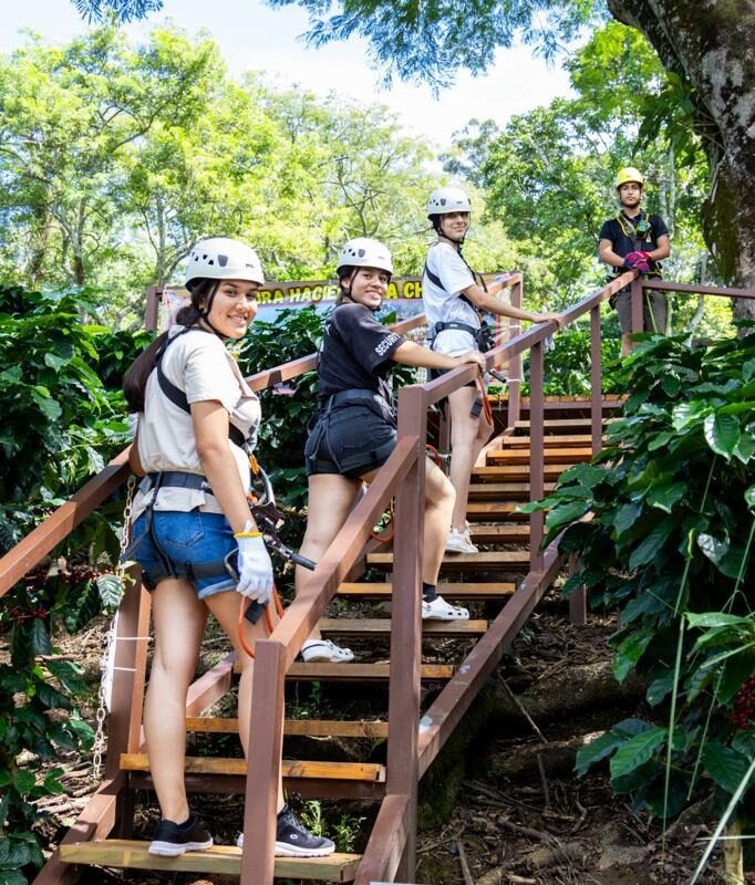 La Chimba canopy-personas-escalera